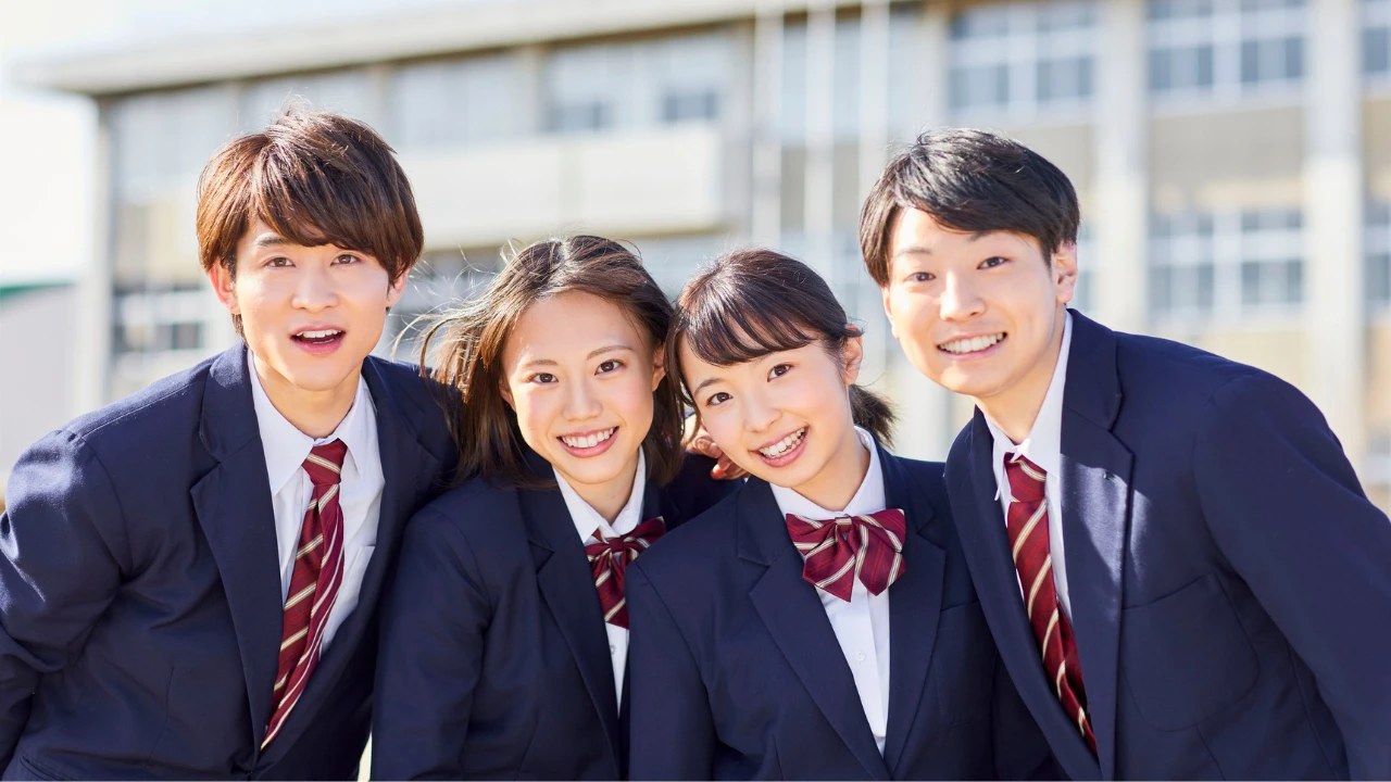 制服姿の学生たち