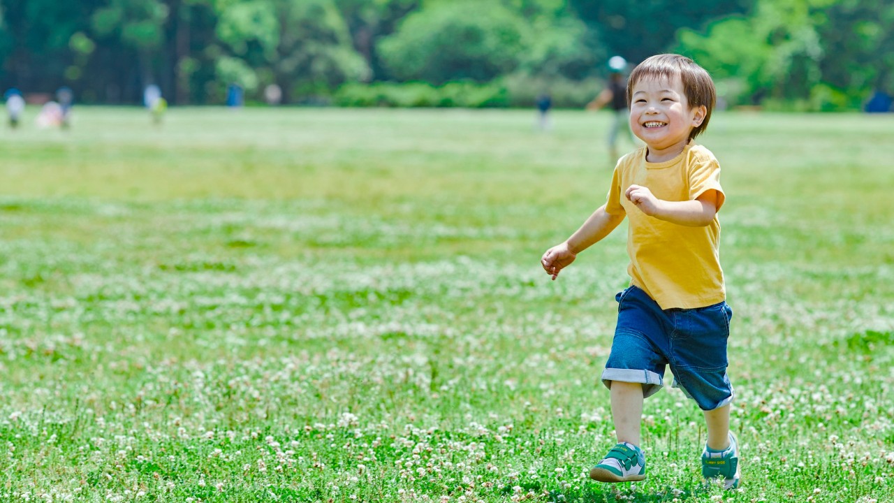 花畑を走る男の子