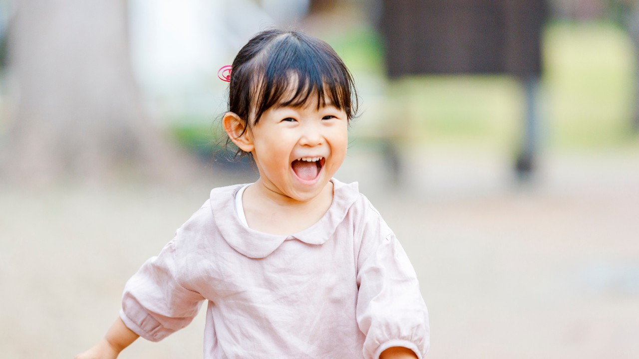 笑顔で走る女の子
